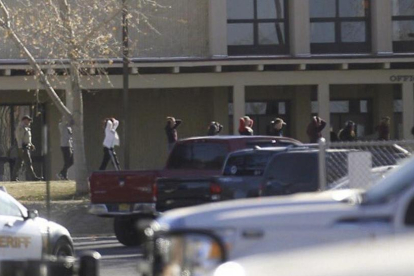 Los esudianes salen en fila de la escuela donde se ha producido el tiroteo.