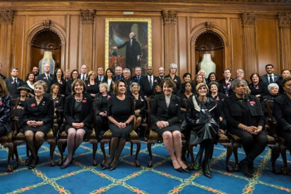 Foto de familia de miembros del Congreso vestidas de negro en apoyo al movimiento #MeToo.