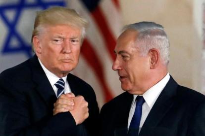 Trump y Netanyahu estrechan sus manos durante un encuentro en Jerusalén.