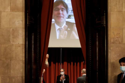 Carles Puigdemont y Quim Torra se aplauden mutuamente por videoconferencia. QUIQUE GARCÍA
