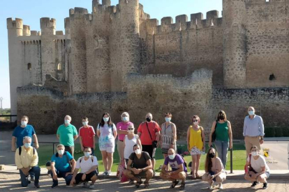 En el programa cultural del curso participantes y docentes visitaron el castillo de Coyanza. DL