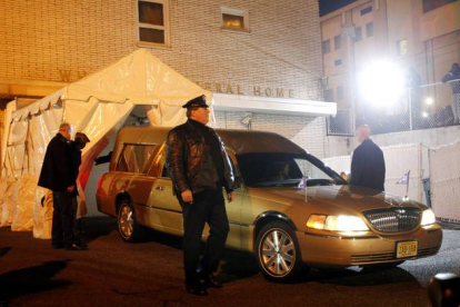 El vehículo que traslada los restos de Whitney Houston, a su llegada al tanatorio, esta madrugada, en Newark.