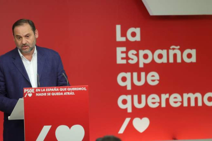 El portavoz del PSOE y ministro de Fomento, José Luis Ábalos, ayer durante su comparecencia tras las elecciones en Galicia y el País Vasco. JUANJO MARTÍN