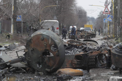 Una calle de Bucha con vehículos militares rusos destruidos por Ucrania en la batalla por la ciudad. SERGEY DOLZHENKO