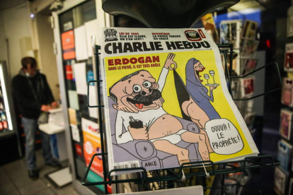 Imagen de la revista en un kiosko parisino. MOHAMMED BADRA