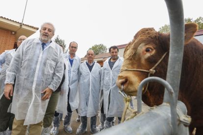El director general de Producción Agropecuaria, Agustín Álvarez, visita las instalaciones del Centro de Selección y Reproducción Animal (Censyra)