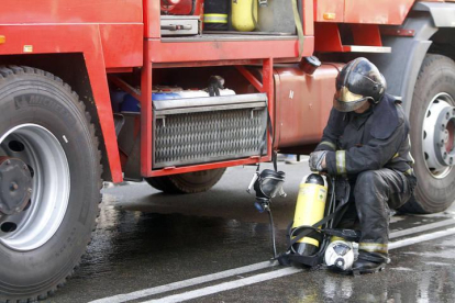 Un bombero realiza comprobaciones en el vehículo