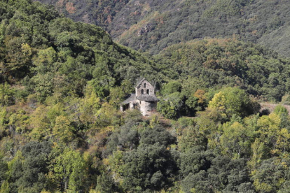 Iglesia de Manzanedo de Valdueza, de donde parten viales. L. DE LA MATA