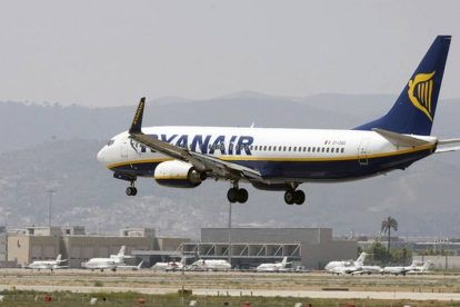 Un avión de Ryanair aterrando en El Prat