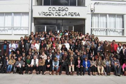 Foto de familia de las 160 ex internas, durante la celebración de los 50 años, en Bembibre.