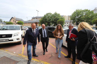 Courel, Carnero y la delegada de la Junta en León, Ester Muñoz, a su llegad a la sede del Consejo del Bierzo. Foto. ANA F. BARRREDO