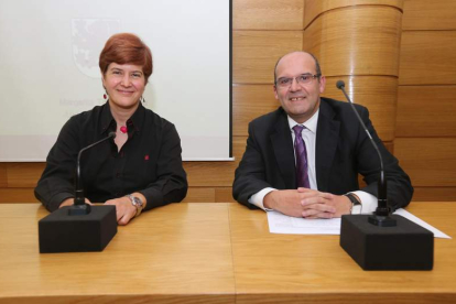 La novelista e historiadora leonesa, Margarita Torres, junto al director de la Fundación Villalar, Antonio Calonge