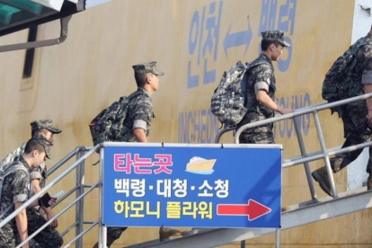 Soldados surcoreanos embarcan para hacer maniobras.
