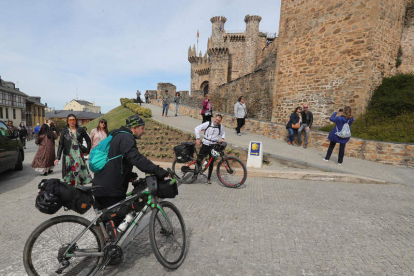 Turistas en el entorno del Castillo de los Templarios de Ponferrada. L. DE LA MATA