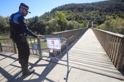 Un policía corta el acceso al monte Pajariel la semana pasada. L. DE LA MATA