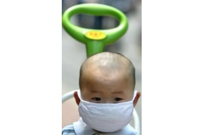 Un bebé se protege de la neumonía en Pekín