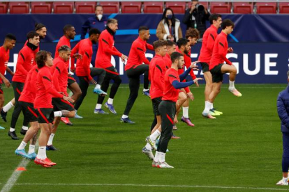 El Atlético se ejercitó ayer a las órdenes de Simeone preparando el partido ante el United. JAVIER LIZÓN