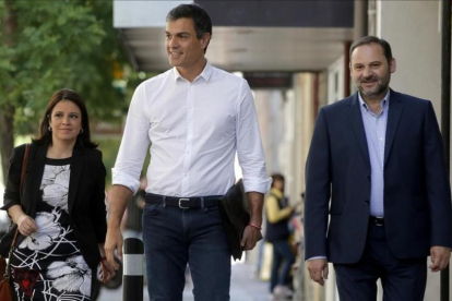 Pedro Sánchez, junto a Adriana Lastra y José Luis Ábalos, este miércoles a su llegada a la sede del PSOE.