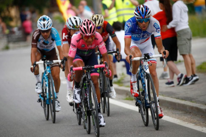 Nairo Quintana y sus acompañantes en plena ofensiva durante la penúltima etapa del Giro.