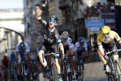 Elia Viviani (Sky) se proclama vencedor de la segunda etapa del Giro, en Génova.