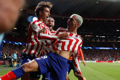 Antoine Griezmann, a la derecha, celebra el gol de la victoria con Joao Félix. RODRIGO JIMÉNEZ