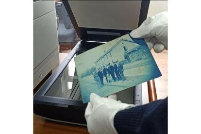 La fotografía donada ya ha sido digitalizada por el Archivo Histórico Municipal de Ponferrada. BIBLIOTECA MUNICIPAL