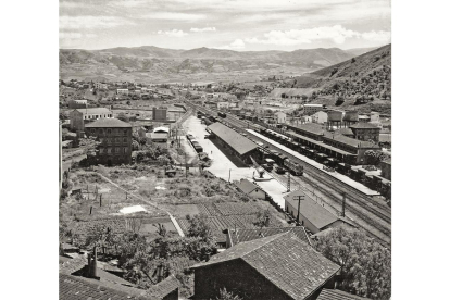 Otra vista de la estación a mediados del siglo XX, después de la reforma que derribó el edificio original y lo trasladó a la vía de enfrente. CORTESÍA DE DANIEL PÉREZ LANUZA