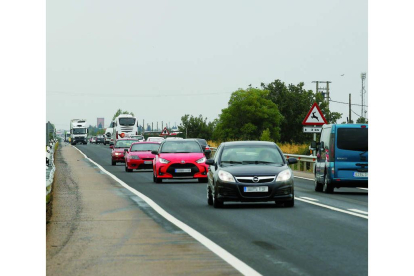 Tráfico en la carretera nacional 120 y la autopista León - Astorga. F. Otero Perandones.