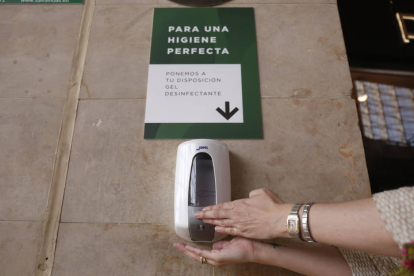 Reportaje de las medidas de higiene por el coronavirus en el centro comercial Espacio León. F. Otero Perandones.