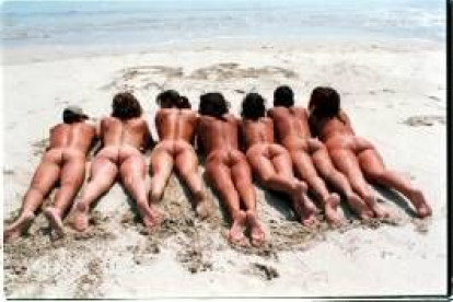 Un grupo de amigos posan desnudos en una playa de Galicia