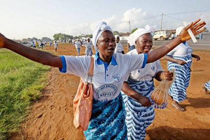 Una mujer celebra en Monrovia, la capital de Liberia, el final de la epidemia en su país.