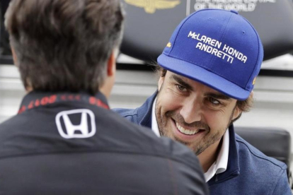 Fernando Alonso bromea con Michael Andretti, el propietario de la escuderia para la que mañana correrá las 500 Millas de Indianápolis.