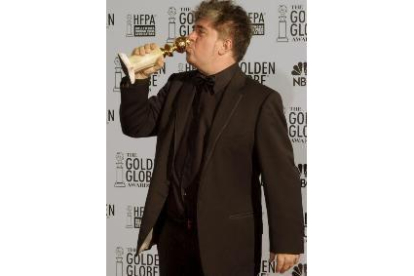 El director español Pedro Almodóvar parece querer «beberse» el Globo de Oro