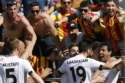 Los jugadores del Valencia celebran el gol de Parejo al Sevilla. KAI FÖRSTERLING