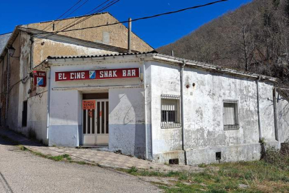 El cine de Igüeña también albergó un ‘Snack bar’, y hace décadas que dejó de proyectar películas. C. F. C.