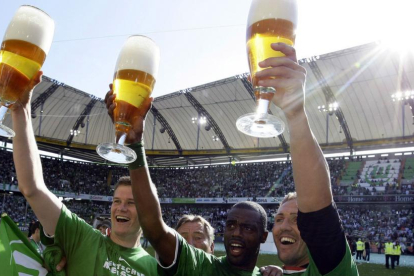 Jugadores del VfL Wolfsburg alemán celebran su triunfo en la liga de fútbol alemana con cervezas, en mayo del 2009