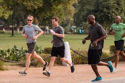 Mark Zuckerberg, corriendo con unos amigos.