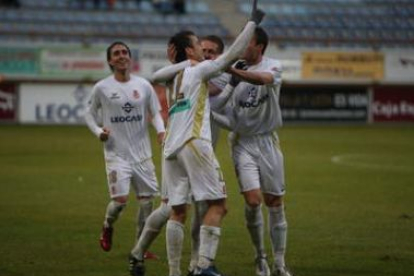 Óscar Rico, con el dedo índice hacia arriba, celebra el único gol que ha conseguido con la Cultural