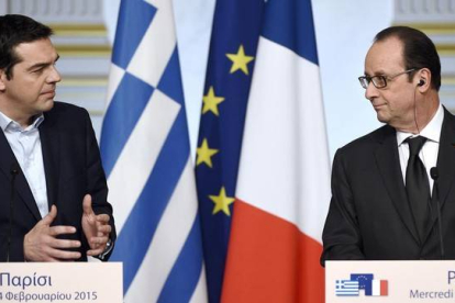 Tsipras (izquierda) y Hollande, en la declaración ante la prensa.