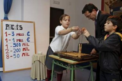 Pedro Vázquez, subdirector del internado de San Ildefonso, ensaya con Alejandra y Eduardo