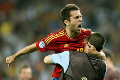 Alba celebra el gol de Xabi Alonso ante Francia junto a un integrante del banquillo español.