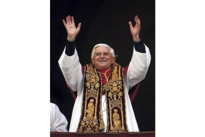 El Papa Benedicto XVI saluda a la multitud desde el balcón central de la Basílica de San Pedro, el 12 de abril de 2005. AP