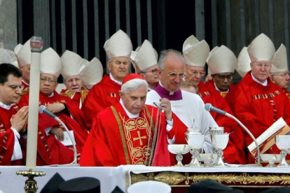 El Papa Benedicto XVI prepara la comunión en la misa de funeral del Papa Juan Pablo II, en el Vaticano. J. SCOTT APPLEWHITE | AP