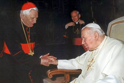 Joseph Ratzingert saluda al Papa Juan Pablo II durante una audiencia en el Vaticano, en enero del 2002. ARTURO MARI | AP