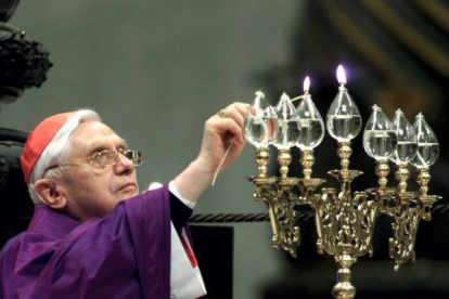 Joseph Ratzinger durante una ceremonia en la Basílica de San Pedro, el 12 de marzo de 2001. VINCENZO PINTO | REUTERS