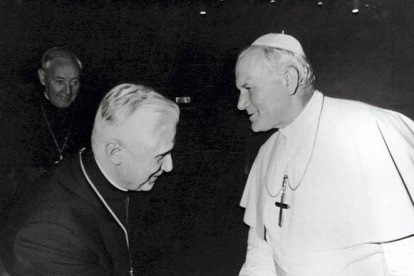 Joseph Ratzinger como Cardenal, junto al anterior Papa Juan Pablo II en 1979. STRINGER/GERMANY | REUTERS