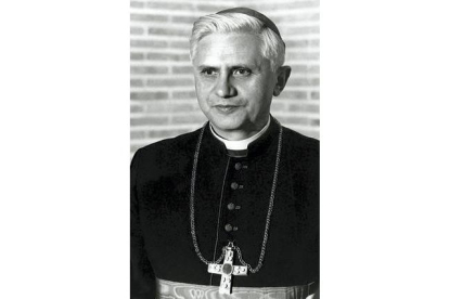 Papa Benedicto XVI fotografiado al ser nombrado Arzobispo de Munich y Freising en 1977. STRINGER | REUTERS