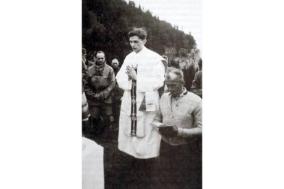 Un jóven Joseph Ratzinger celebrando misa en las montañas de Ruhpolding, al sur de Alemania. AP