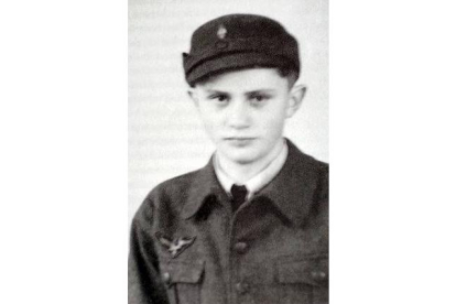 Ratzinger con el uniforme de ayudante de la unidad anti aérea alemana en 1943. AP