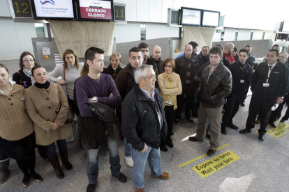 Trabajadores se concentran ante los mostradores de la compañía en el aeropuerto de Lavacolla.